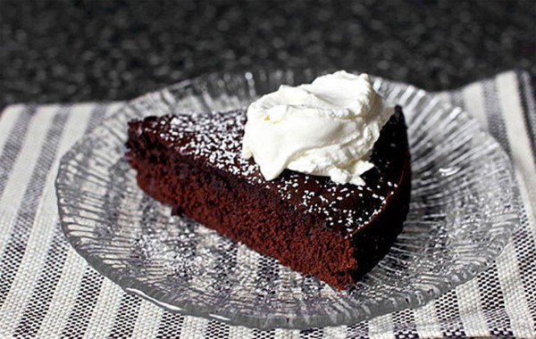 Шоколадова торта с червено вино