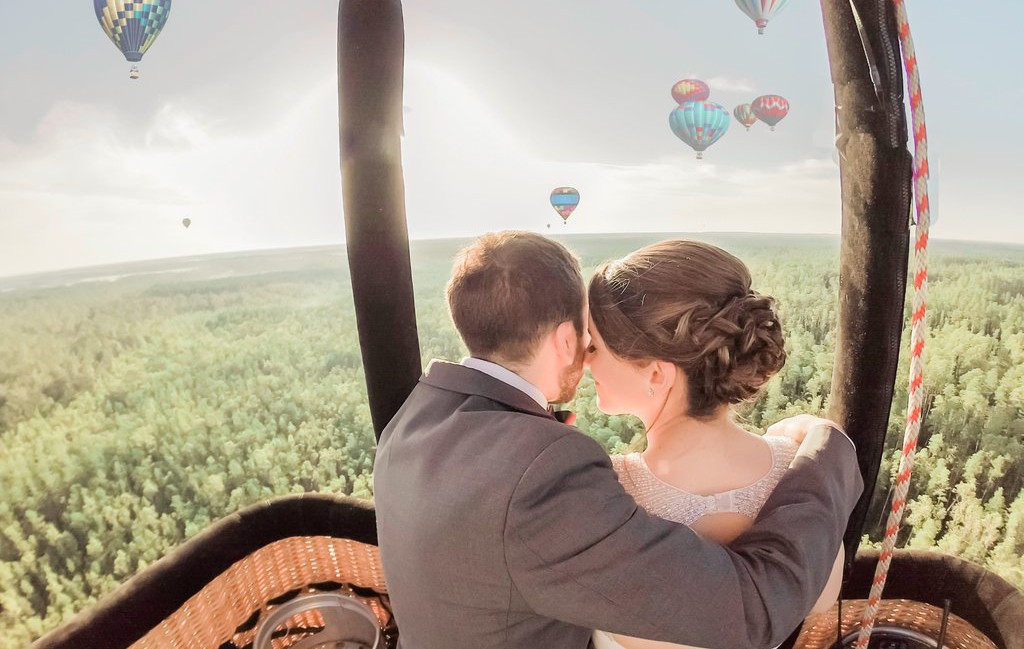 Високо в небето: Влюбени избягаха с балон, за да се оженят