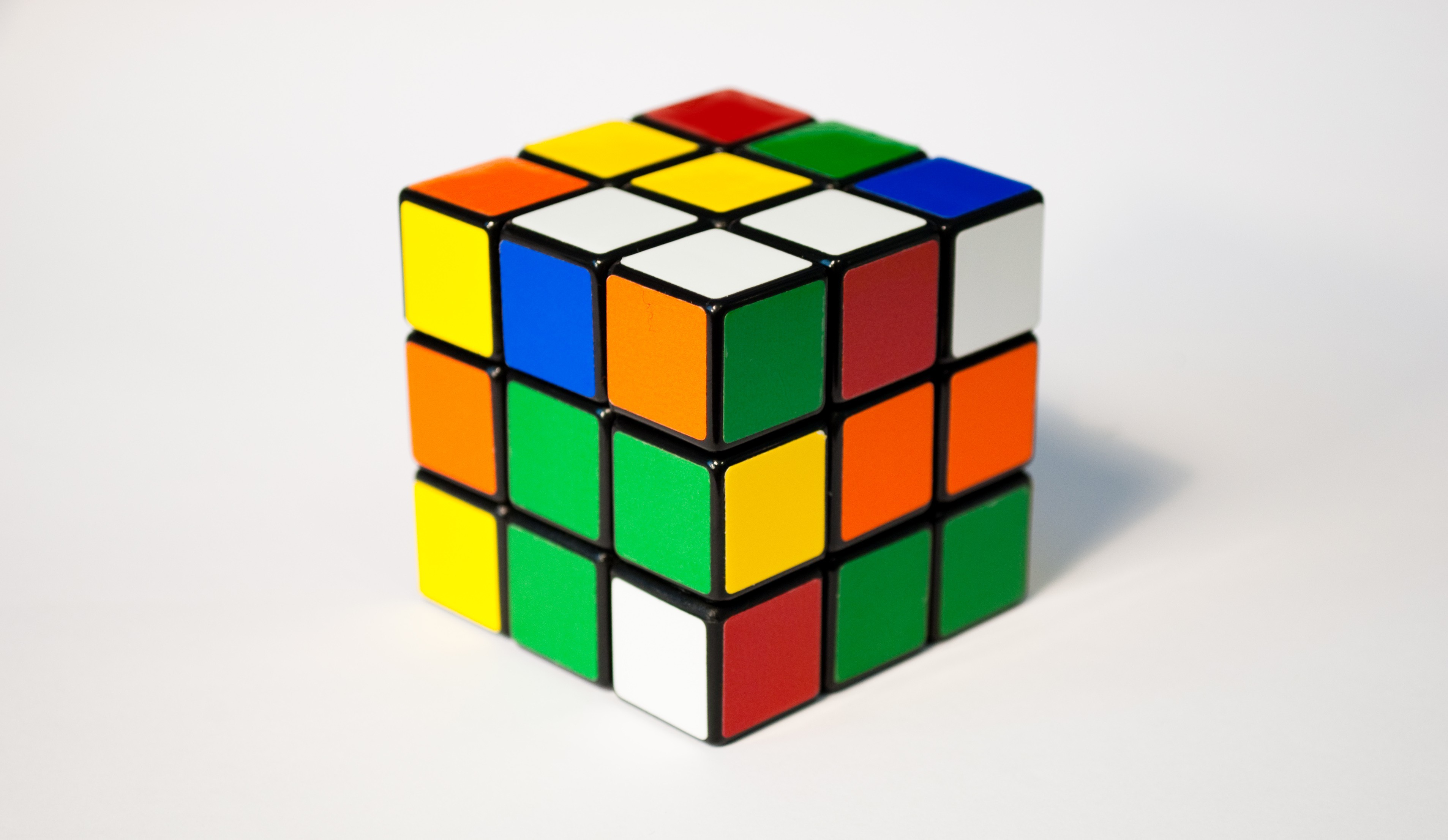 40 години Кубчето на Рубик! Вижте най-добрите рекорди (ВИДЕО)