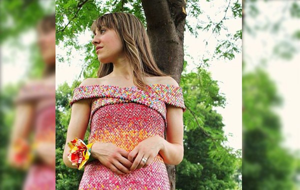 Вижте как изглежда рокля, направена от 10 000 бонбонени опаковки