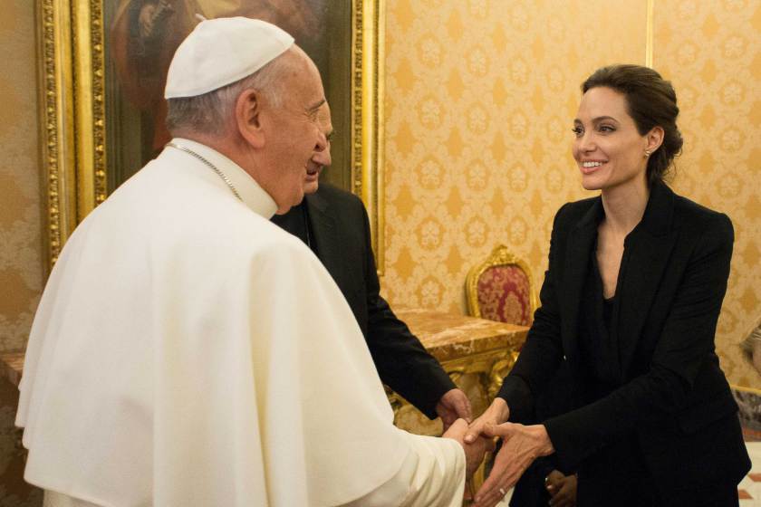 Анджелина Джоли на посещение във Ватикана