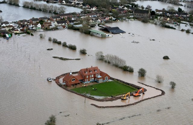 16 сюрреалистични снимки от опустошителните наводнения във Великобритания, които ще ви накарат да настръхнете от ужас