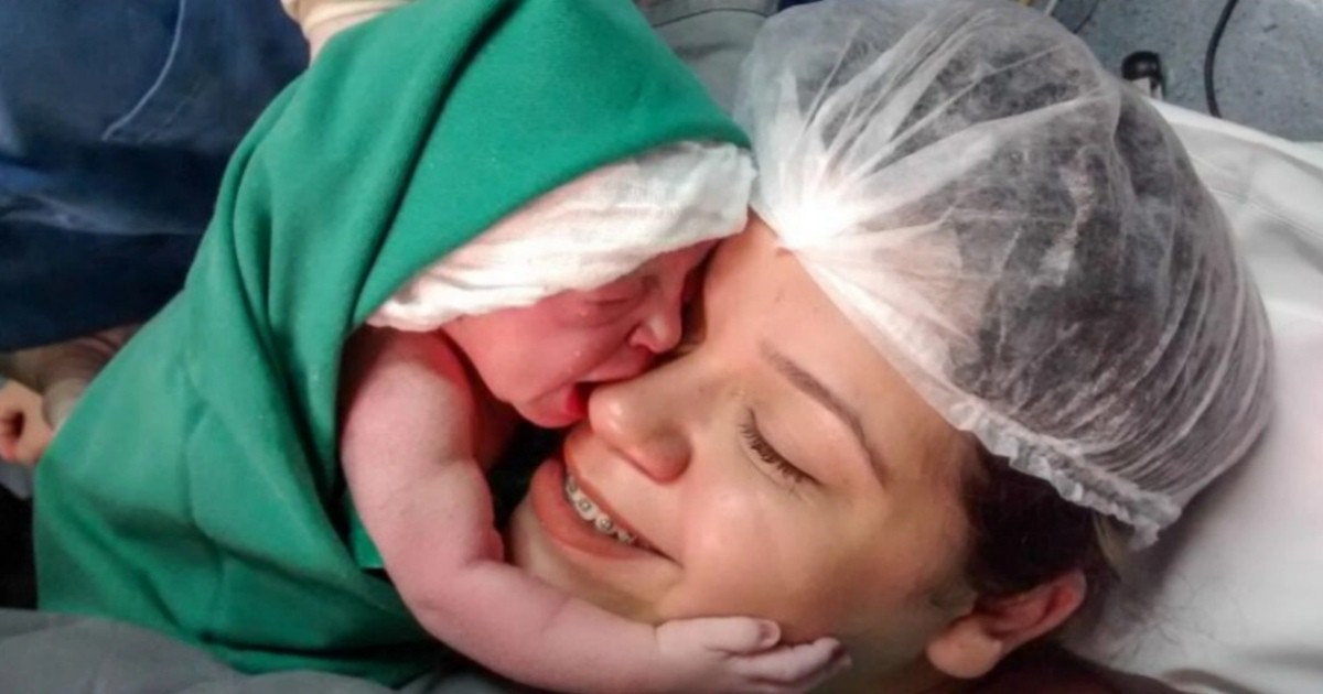 Силата на любовта: Новородено бебче прегръща мама СЕКУНДИ след раждането си (ВИДЕО)