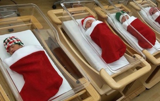 Бебета, родени на Коледа, бяха изписани в коледни чорапчета