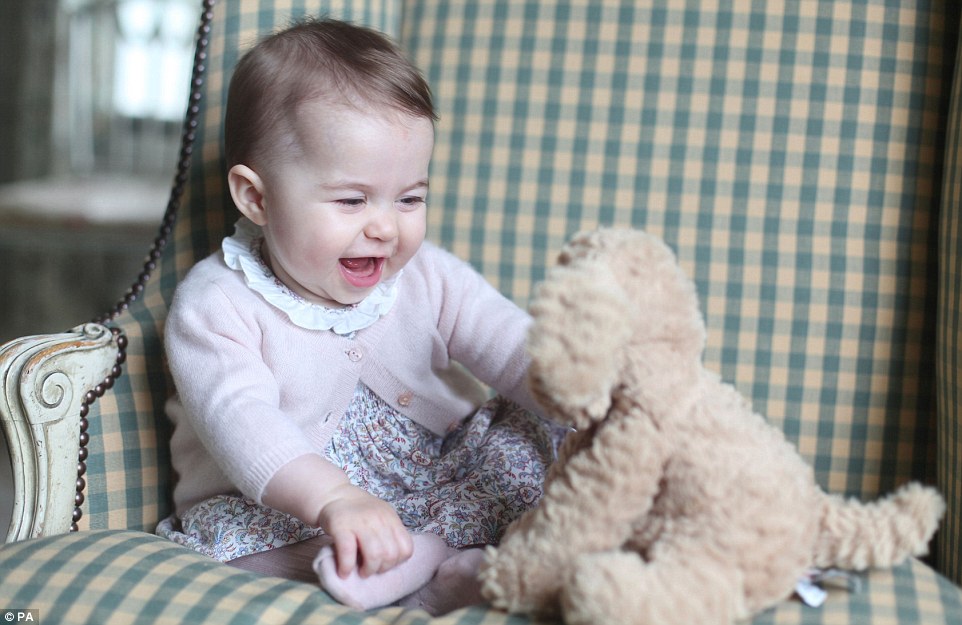 6-месечната принцеса Шарлот: Пленителна и усмихната