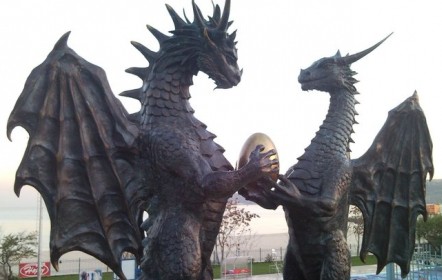 Влюбените дракони във Варна в световна класация на най-впечатляващите скулптури