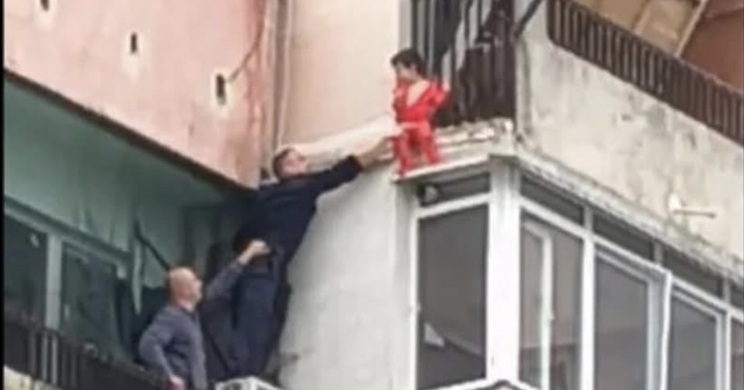 Секунди между живота и смъртта: Драматично СПАСЯВАНЕ на висящо дете в Ямбол (ВИДЕО)