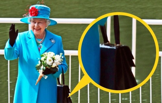 Ето защо кралица Елизабет II никога не се разделя с чантата си