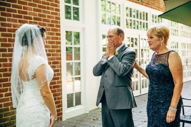 Бащи виждат за първи път своите дъщери в сватбения им ден
