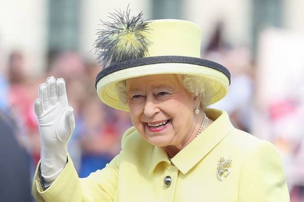 Защо Кралица Елизабет II празнува рожден ден два пъти в годината