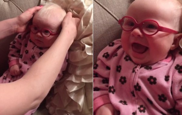 Малко момиченце за първи път вижда майка си, след като получава очила