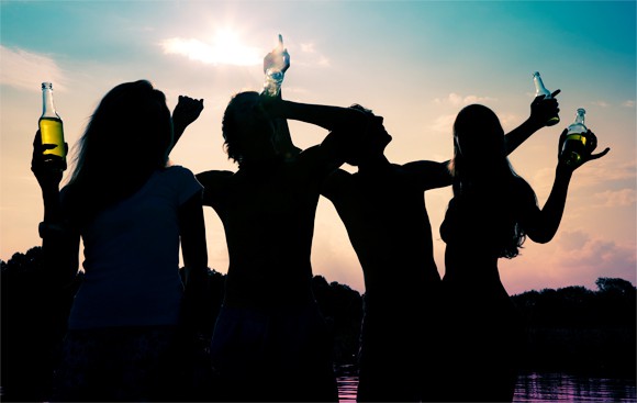 Пиянските приключения на група английски младежи в Слънчев бряг, които родителите им видяха с очите си (видео)