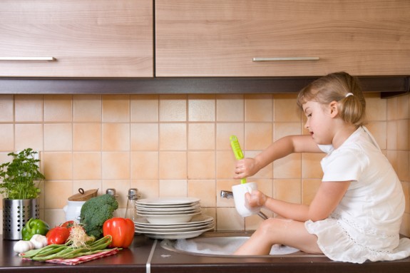 Майката, която откри гениален начин да накара децата си да изчистят кухнята