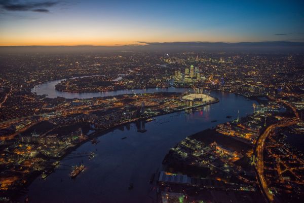 Красив, цветен и вълнуващ: Вижте как изглежда Лондон през нощта