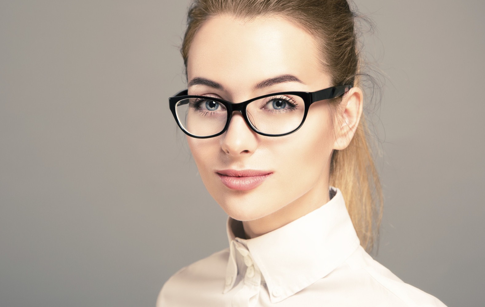 9 причини да излизате с жена, която носи очила
