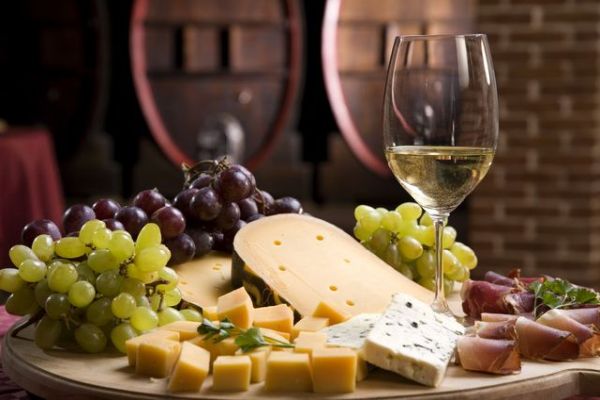 Френско гурме удоволствие: Правилната комбинация между вино и сирене