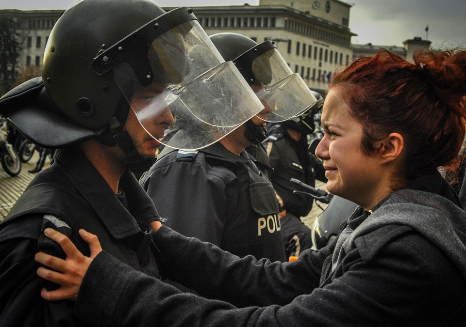 Най-въздействащите снимки на Доброто в протестите по света