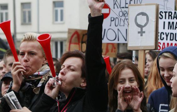 В 21-ви век: Полша иска да криминализира абортите!