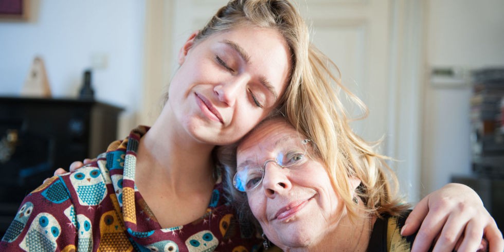 Учените: Колкото по-често общувате с майка си, толкова по-дълго ще живее тя