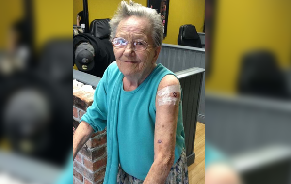 Силата на младия дух: 79-годишна баба избяга, откриха я в студио за татуировки