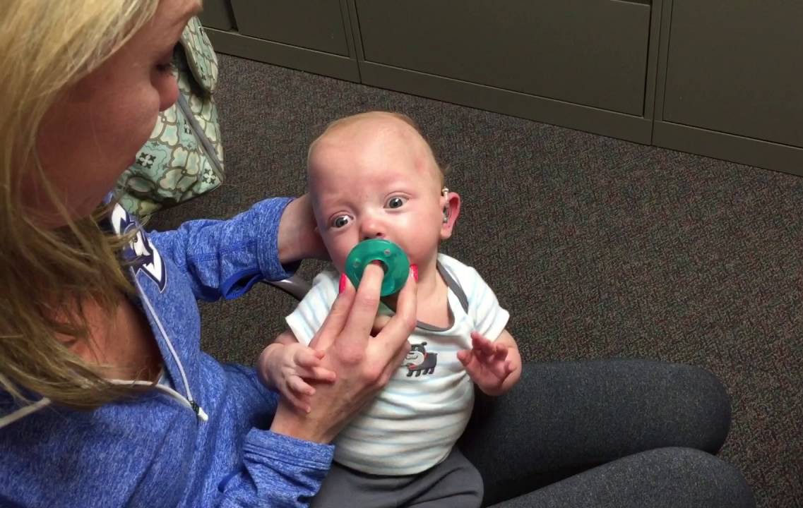 Бебе чува майка си за първи път – реакцията му ще ви разтопи!