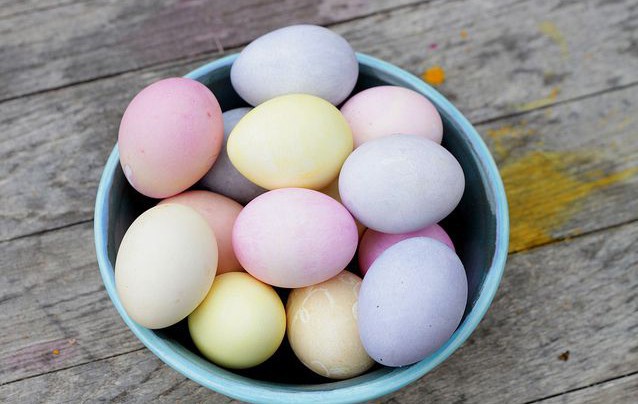 Как да боядисате великденските яйца с натурални продукти