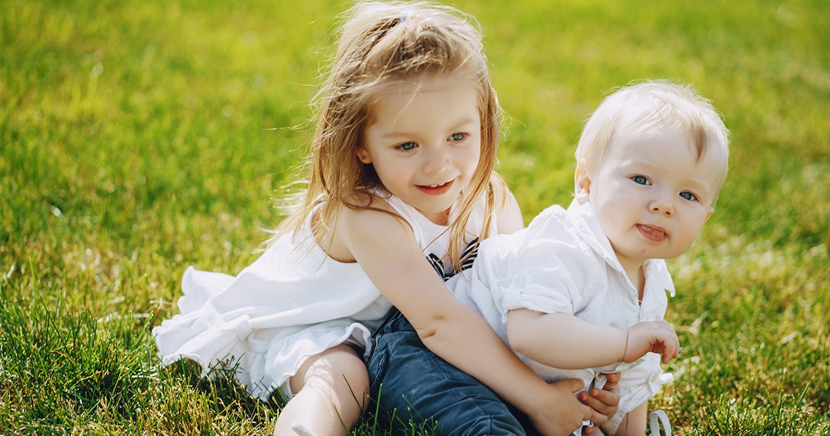 Грижа за най-малките: 3 основни правила при избора на бебешки и детски дрехи