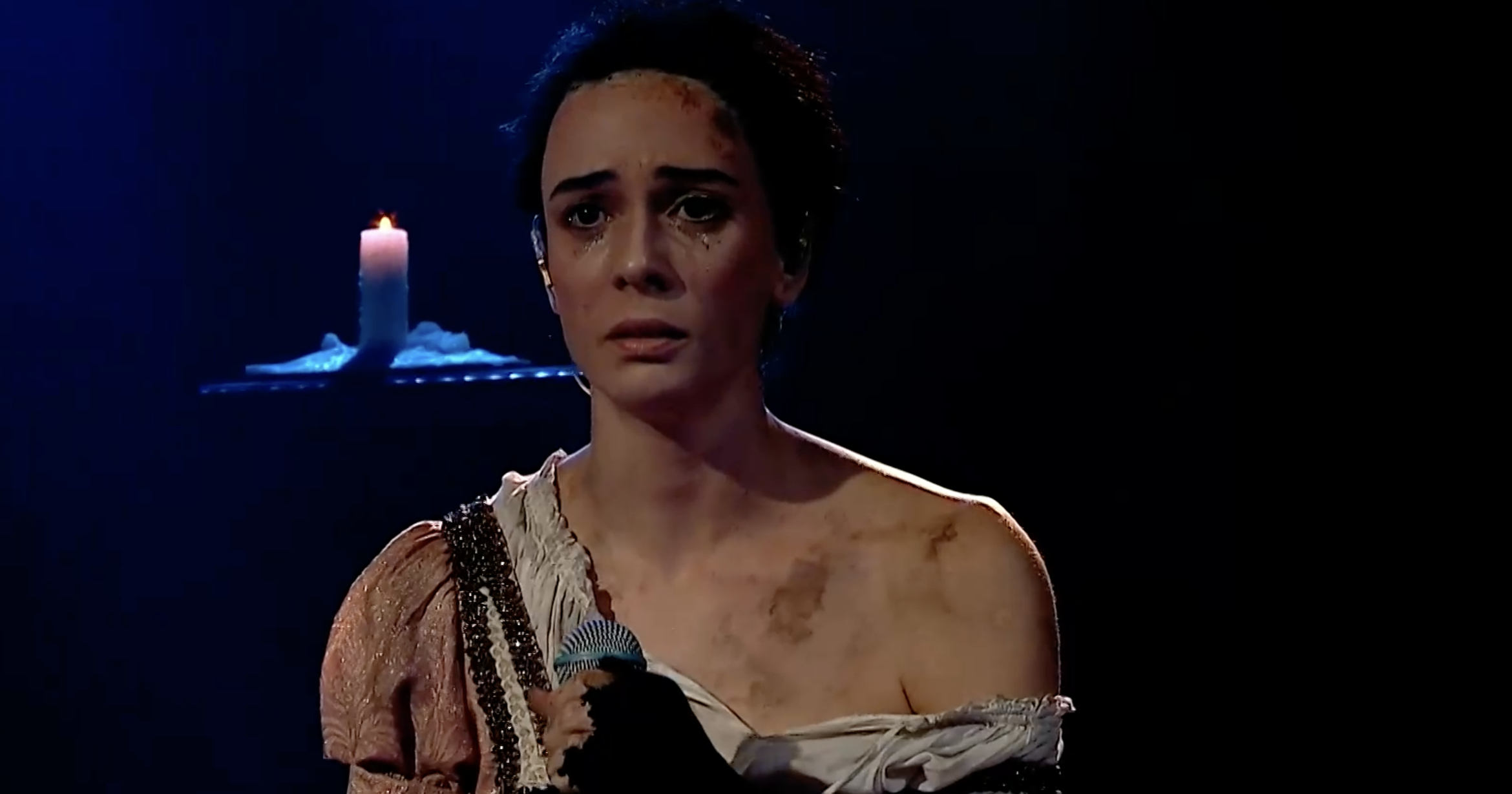 Трогателното изпълнение на Весела Бабинова в „Клетниците“ СПЕЧЕЛИ сърцата на журито (ВИДЕО) width=