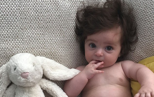 Вижте снимките на това 6-месечно момиченце с гъста лъскава косичка