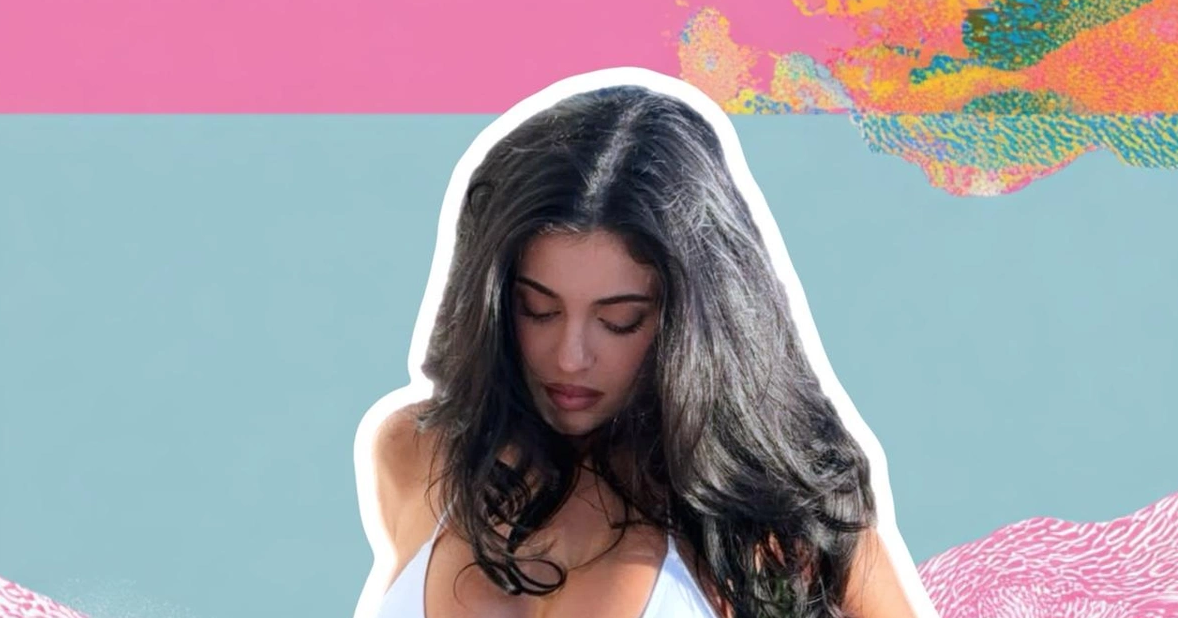 Кайли Дженър показа красива пролетна прическа с къдрици width=