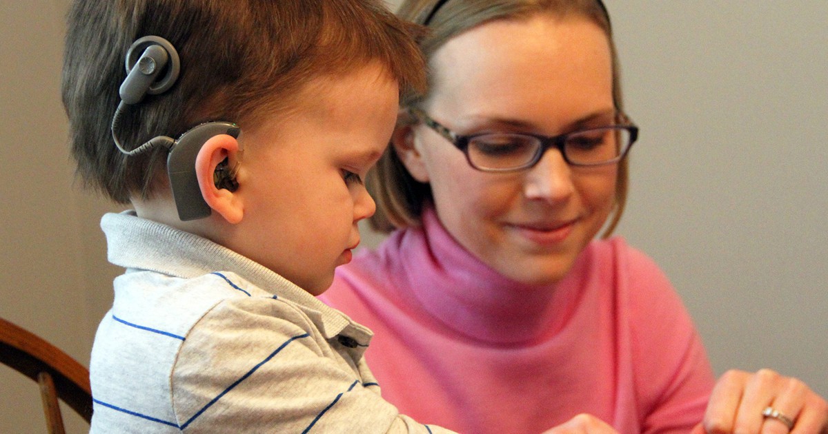 Да чуеш гласа на любимите хора за първи път: Кохлеарна имплантна система помага на хора със загуба на слуха