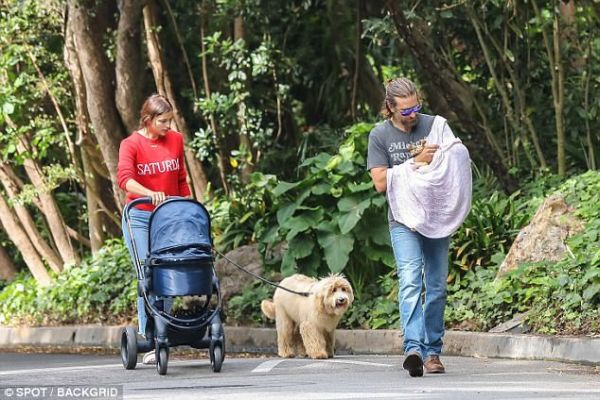 Умилително: Брадли Купър и Ирина Шейк на разходка с новородената им дъщеря