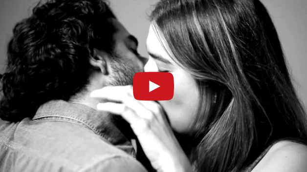 Провокативно видео с първата целувка между непознати стана хит 