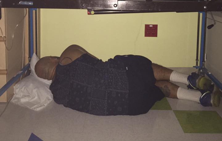 Защо тази снимка на спящ мъж стана хит в Интернет