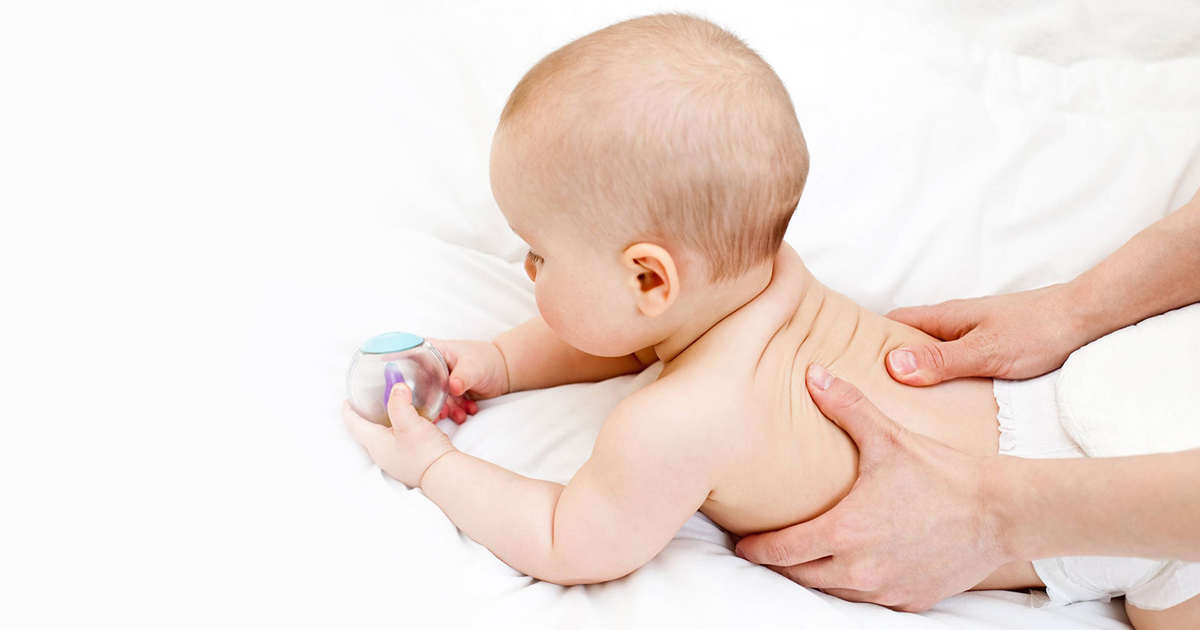 Предимства на масажа при бебчетата: Как докосването от мама може да лекува
