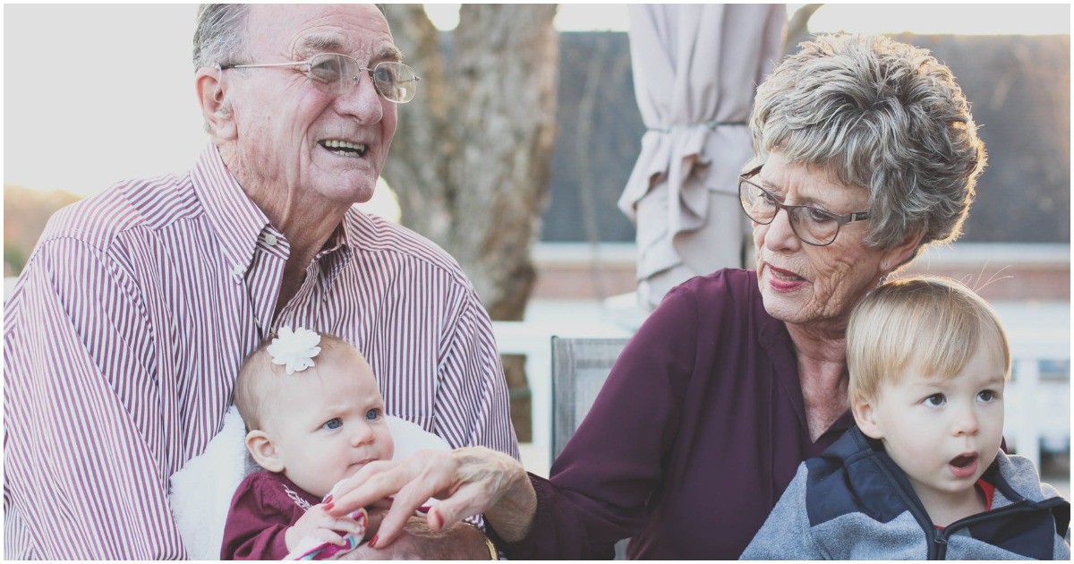 Учени доказаха: Бабите и дядовците, които гледат внуците си, живеят по-дълго