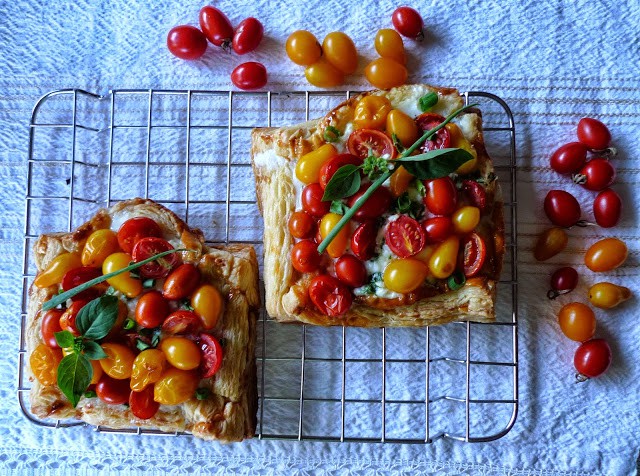 Мини пици със сирене и чери домати