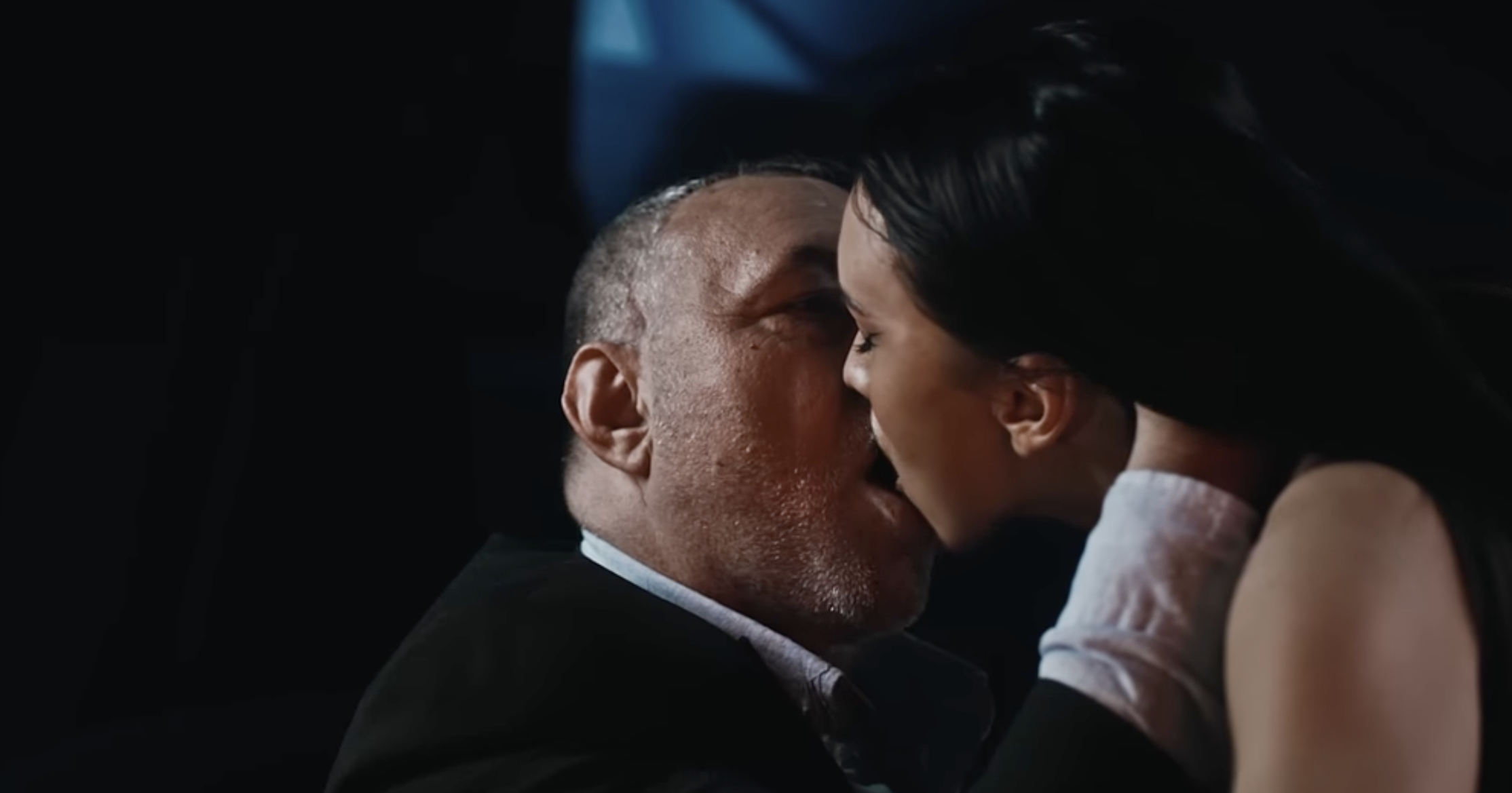 Скандална ергенка се ЦЕЛУВА с Христо Мутафчиев width=