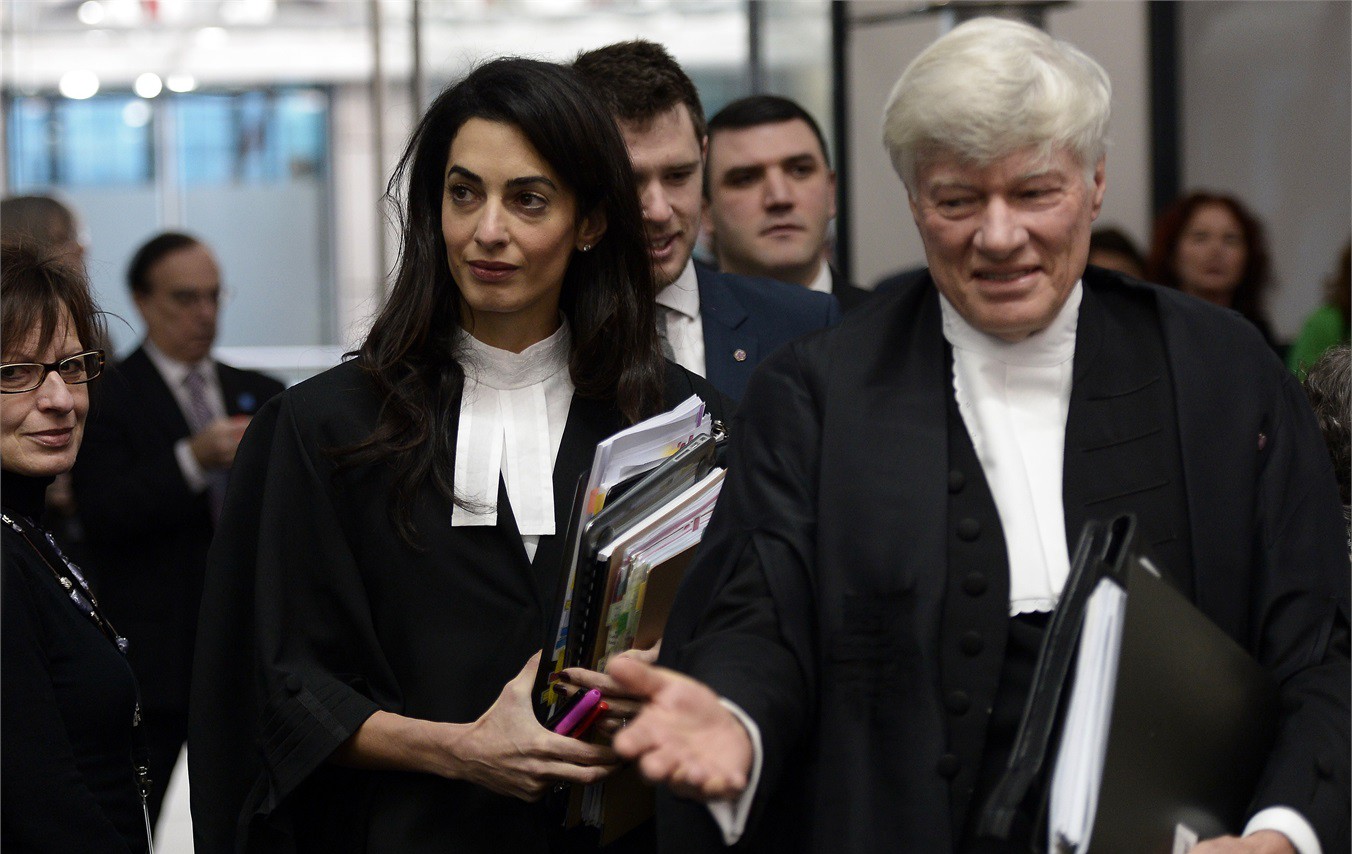 Мисис Клуни се връща в съда