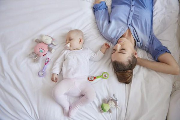Съвети на родители: 8 начина мама и татко да се наспят
