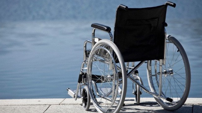Добрата новина: Момиче проходи след 23 години в инвалидна количка