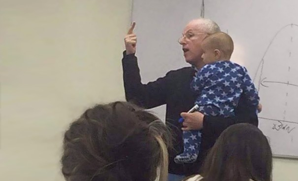 Бебе се разплаква по време на лекция. Какво прави професорът?