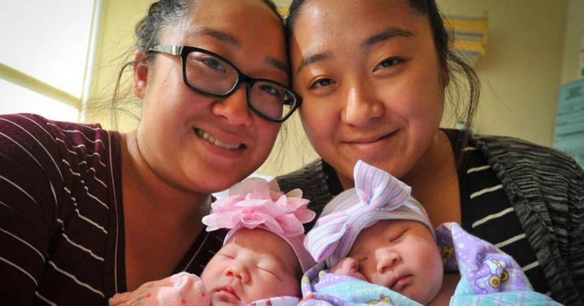 Любопитно: Тези близначки раждат момиченцата си в един и същи ден