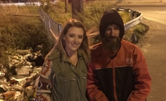 Бездомник дава единствените си пари, а тя промени живота му. Вижте трогателната история