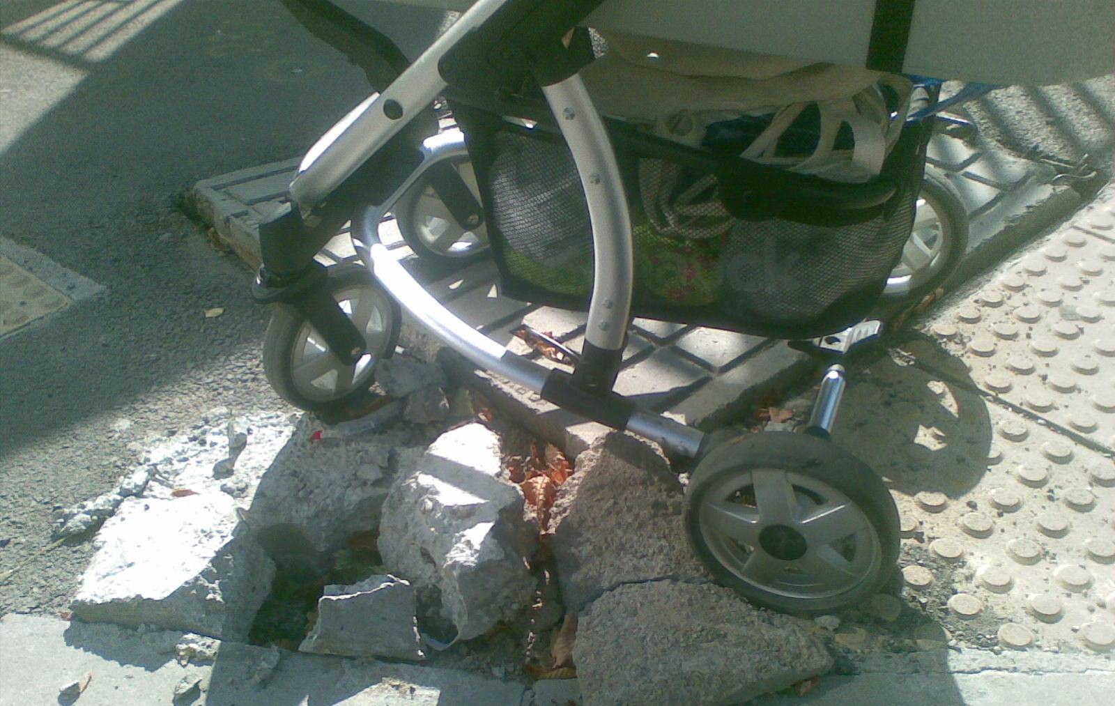 Неволите на една майка с количка из разбитите българските улици
