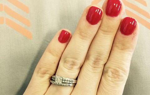 Една дама обясни защо се гордее с малкия си годежен пръстен