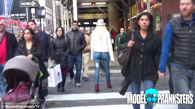 Жена се разходи гола в Ню Йорк. Никой не забеляза!