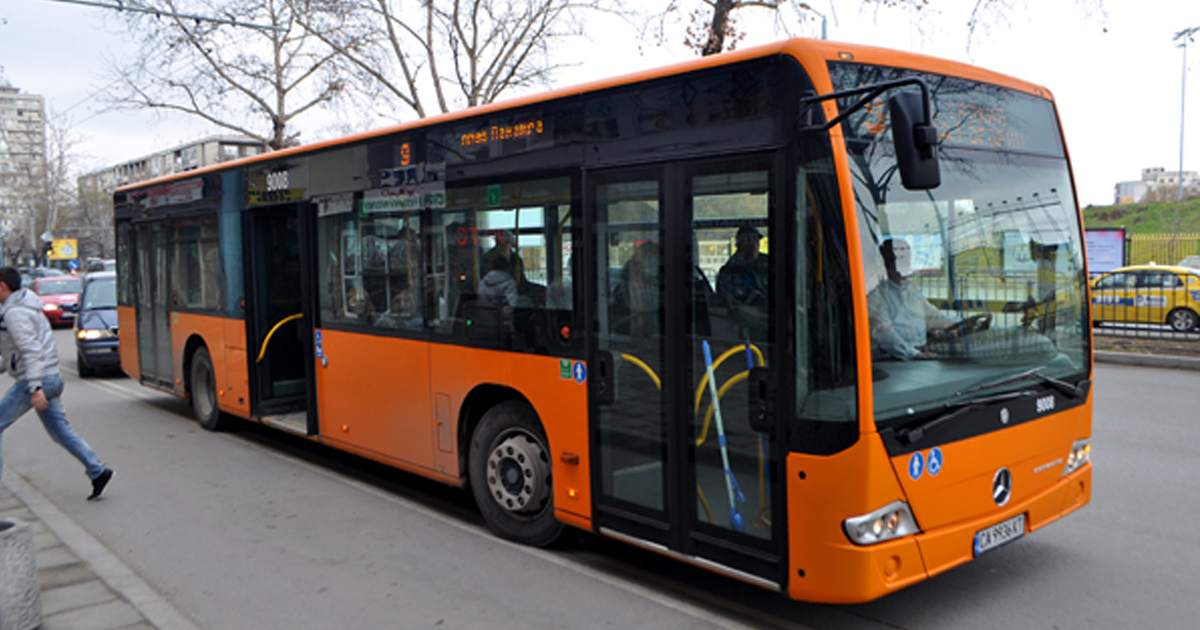 Водачите в обществения транспорт в София ще продават 