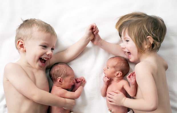 Майка запечата със снимка как по-големите й близнаци прегръщат новородените си сестрички