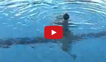 Невероятно! Бебе плува като олимпиец! (Видео)
